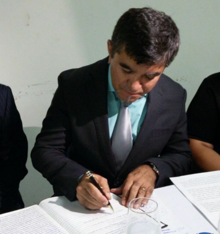 Novo diretor assina termo de posse